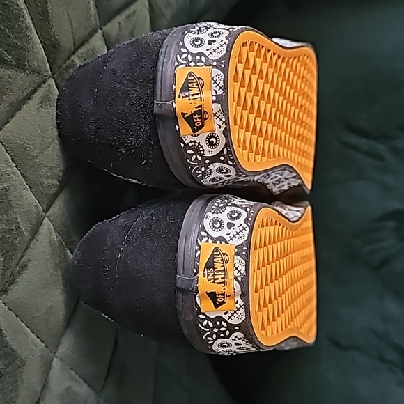 Vans Dia De Los Muertos Sk8 shoes. Rare find!!! - Picture 2 of 7